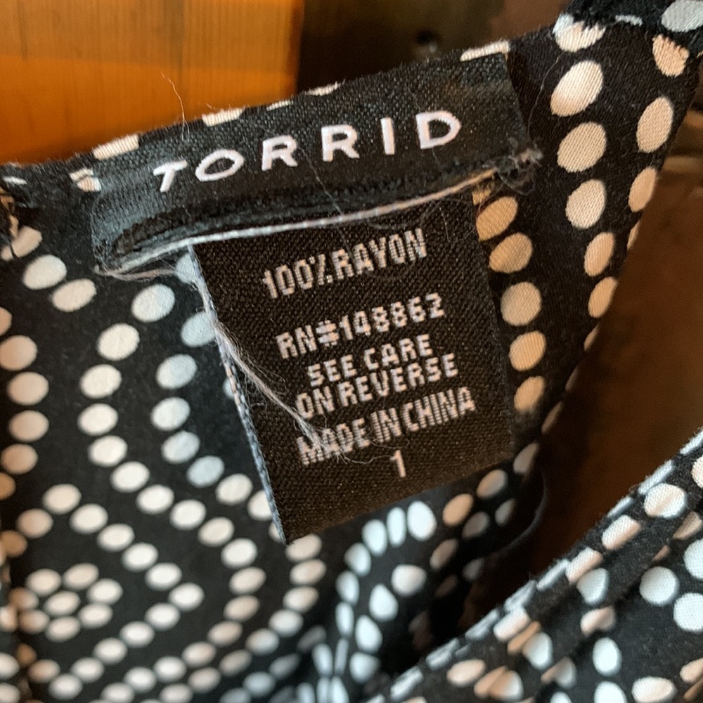 Torrid Patterned Shirt, size 1 (equivalent to size 14/16 or 1X) - Picture 5 of 5